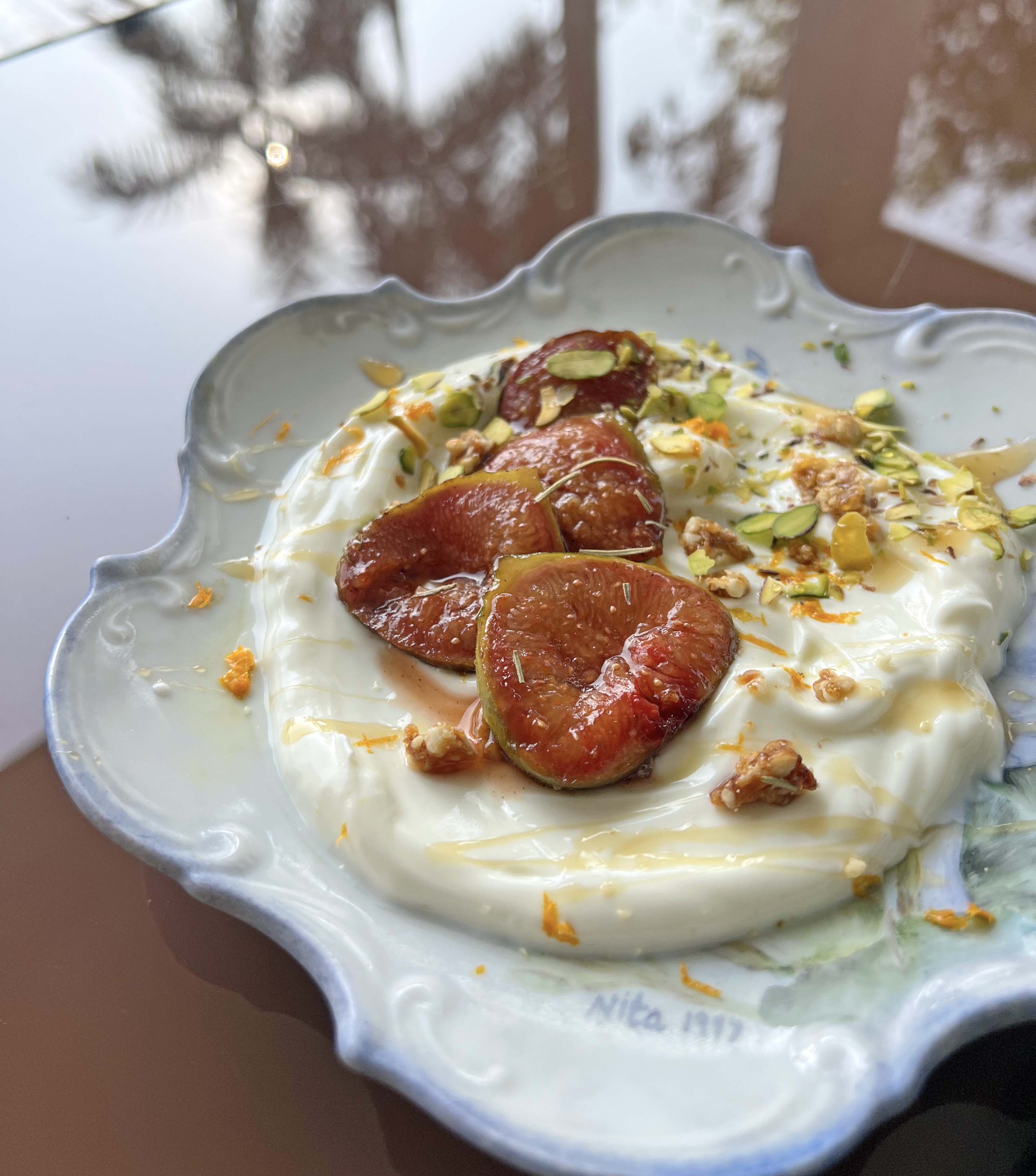 Grilled figs with yoghurt dessert
